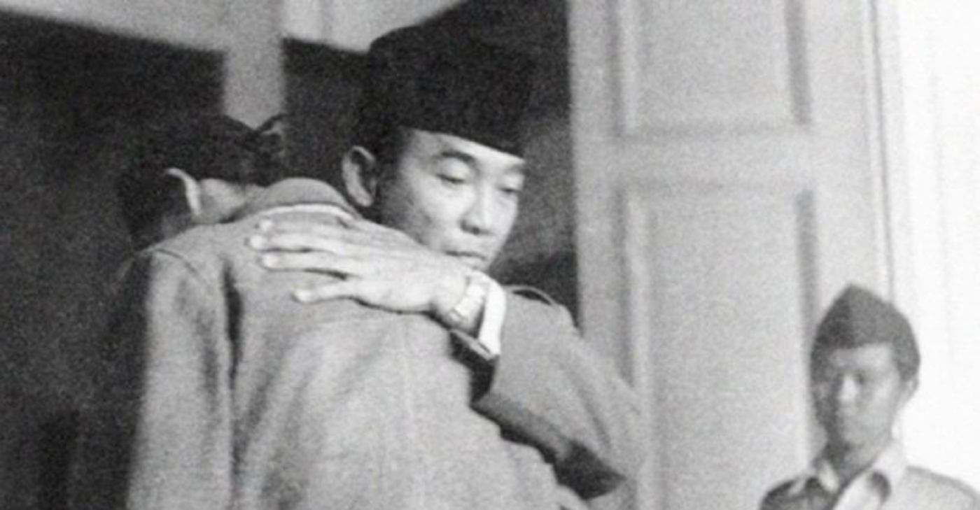  Pelukan Soekarno dan Jenderal Sudirman: Simbol Persatuan di Tengah Perjuangan 