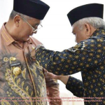 Bupati Hulu Sungai Selatan (HSS), Drs H Achmad Fikry, menerima medali Kejuangan 9 Windu Kemerdekaan Republik Indonesia dari Sekjen Dewan Harian Nasional (DHN) 45, Brigjen TNI (Purn) Dr H Ma’sum Amin, Selasa (27/12/2022). Artikel ini telah tayang di BanjarmasinPost.co.id dengan judul Pengurus DHN 45 Anugerahi Bupati HSS Achmad Fikry Medali Kejuangan 9 Windu Kemerdekaan RI,