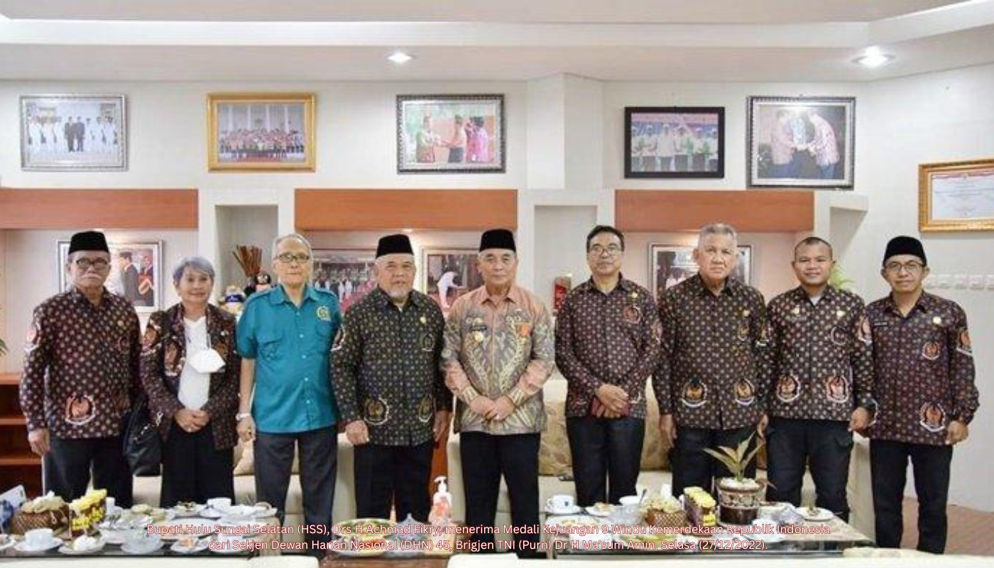 Bupati Hulu Sungai Selatan (HSS), Drs H Achmad Fikry, bersama rombongan Dewan Harian Nasional (DHN) 45, Selasa (27/12/2022).Artikel ini telah tayang di BanjarmasinPost.co.id dengan judul Pengurus DHN 45 Anugerahi Bupati HSS Achmad Fikry Medali Kejuangan 9 Windu Kemerdekaan RI,