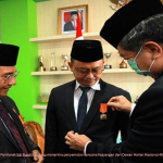 Wali Kota Pontianak Edi Rusdi Kamtono menerima penyematan lencana kejuangan dari Dewan Harian Nasional 45 (DHN 45).
