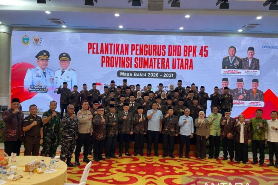 Gubernur Sumatera Utara Bobby Nasution beserta Wakil Gubernur Surya berpoto bersama jajaran Pengurus Dewan Harian Daerah Badan Pembudayaan Kejuangan (DHD BPK) Sumatera Utara yang baru dilantik di Medan, Selasa (ANTARA/Anggi)