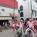 Penjabat (Pj) Sekretaris Daerah Provinsi (Sekdaprov) Sumatera Utara Sulaiman Harahap (tengah), Ketua Umum DHD 45 Sumut Mayjen TNI (Purn) Muhammad Hasyim (kiri) dan peserta lainnya menaiki sepeda ontel berkeliling jalan Kota Medan, Sumatera Utara, Minggu (2/8/2026). ANTARA/M. Sahbainy Nasution.