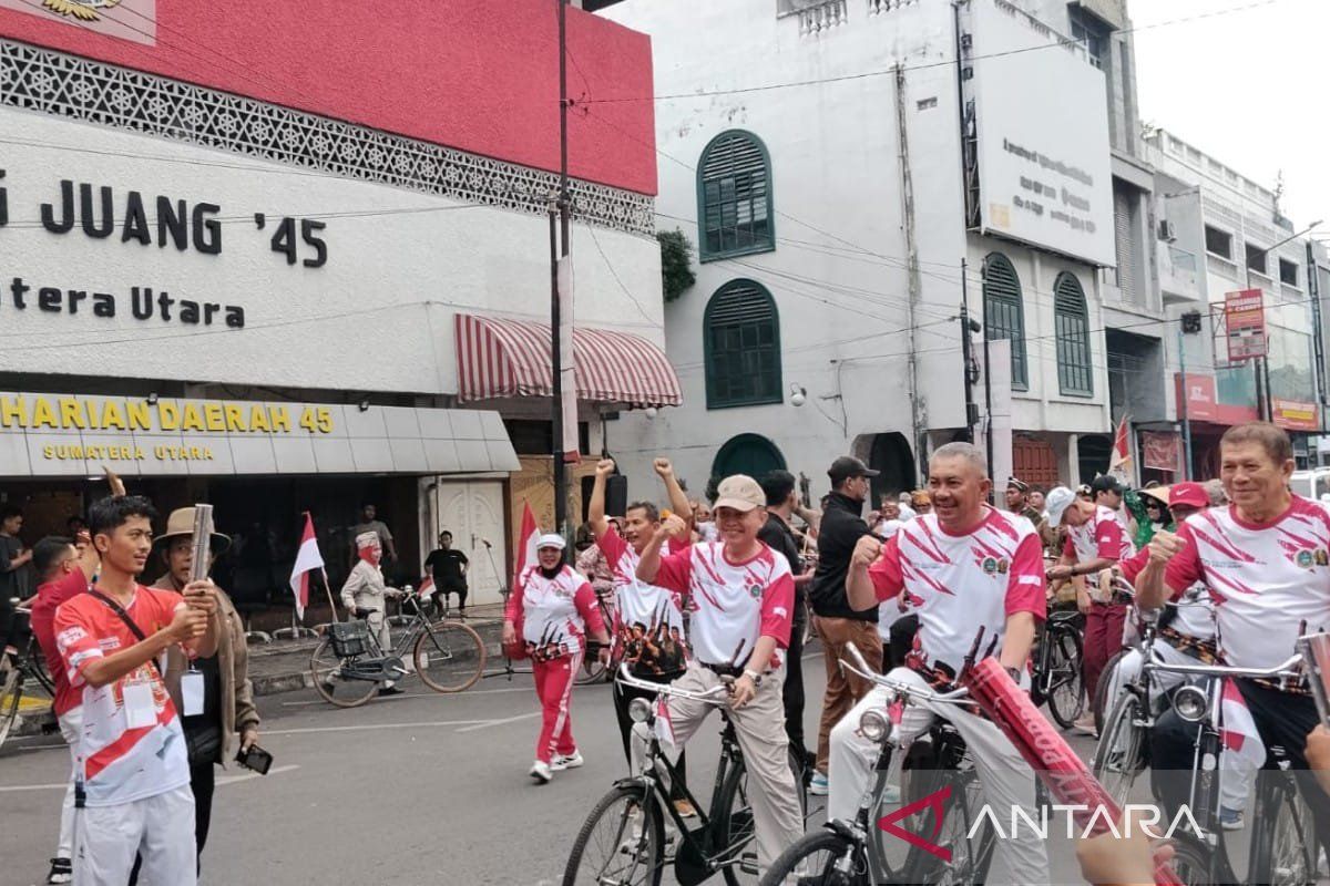 Penjabat (Pj) Sekretaris Daerah Provinsi (Sekdaprov) Sumatera Utara Sulaiman Harahap (tengah), Ketua Umum DHD 45 Sumut Mayjen TNI (Purn) Muhammad Hasyim (kiri) dan peserta lainnya menaiki sepeda ontel berkeliling jalan Kota Medan, Sumatera Utara, Minggu (2/8/2026). ANTARA/M. Sahbainy Nasution.