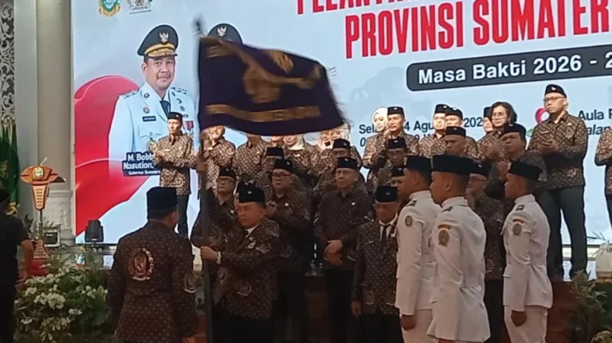 Prosesi penyerahan petaka DHD BPK 45 Sumatera Utara yang diterima ketua umum, Letjen TNI (Purn) Muhammad Hasyim. (Foto: RRI/Joko)